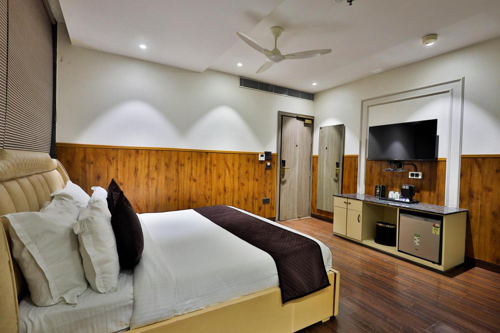 Clay Inn Hotels, Paschim Vihar Delhi  Extérieur photo